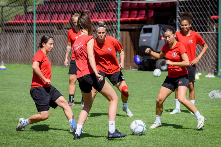 Rajt a női Szuperligában, mindjárt a Farullal