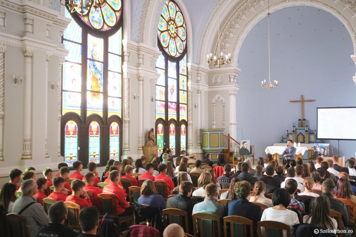 Bensőséges Márton Áron Emlékest - kollégistákkal és focistákkal